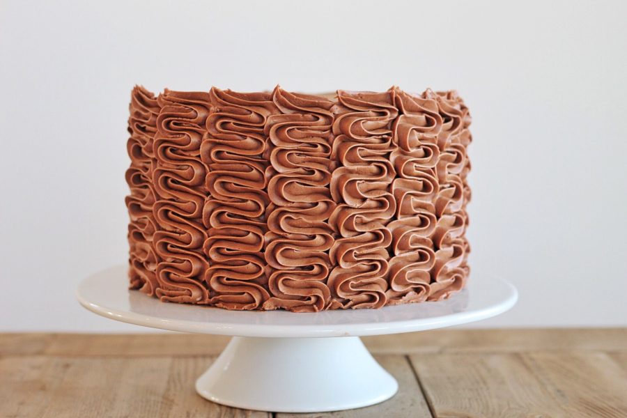 Chocolate Pretzel Cake #cakebycourtney #chocolatecake #pretzelcake #cheesecake #chocolatebuttercream 