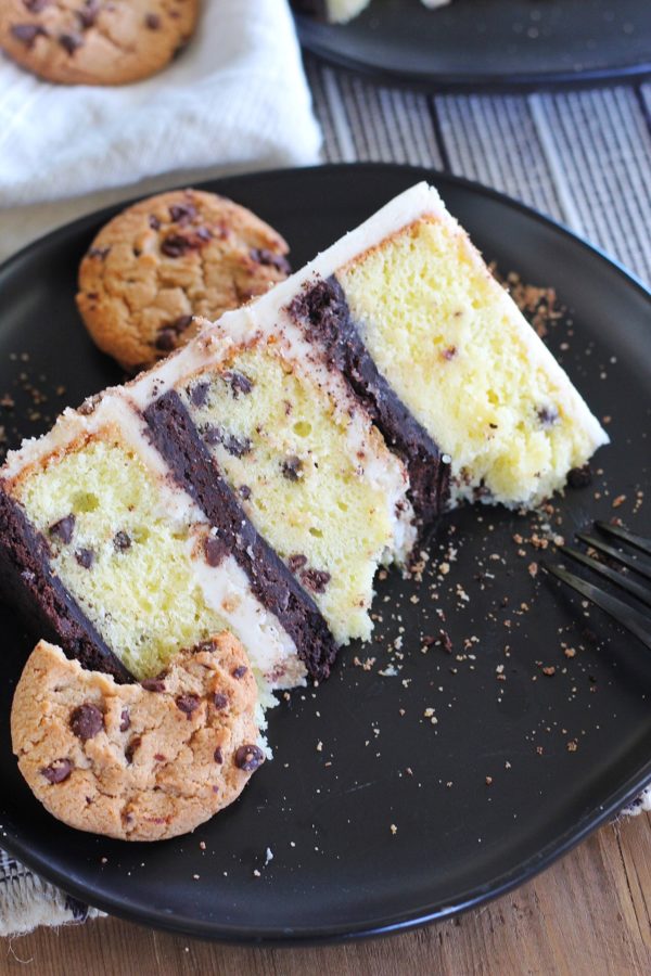 Cookie Cake: layers of yellow chocolate chip cake, baked on a chocolate cookie crust, with brown sugar frosting #cakebycourtney #cookiecake #easycakerecipe #layeredcake #chocolatechipcookiecake
