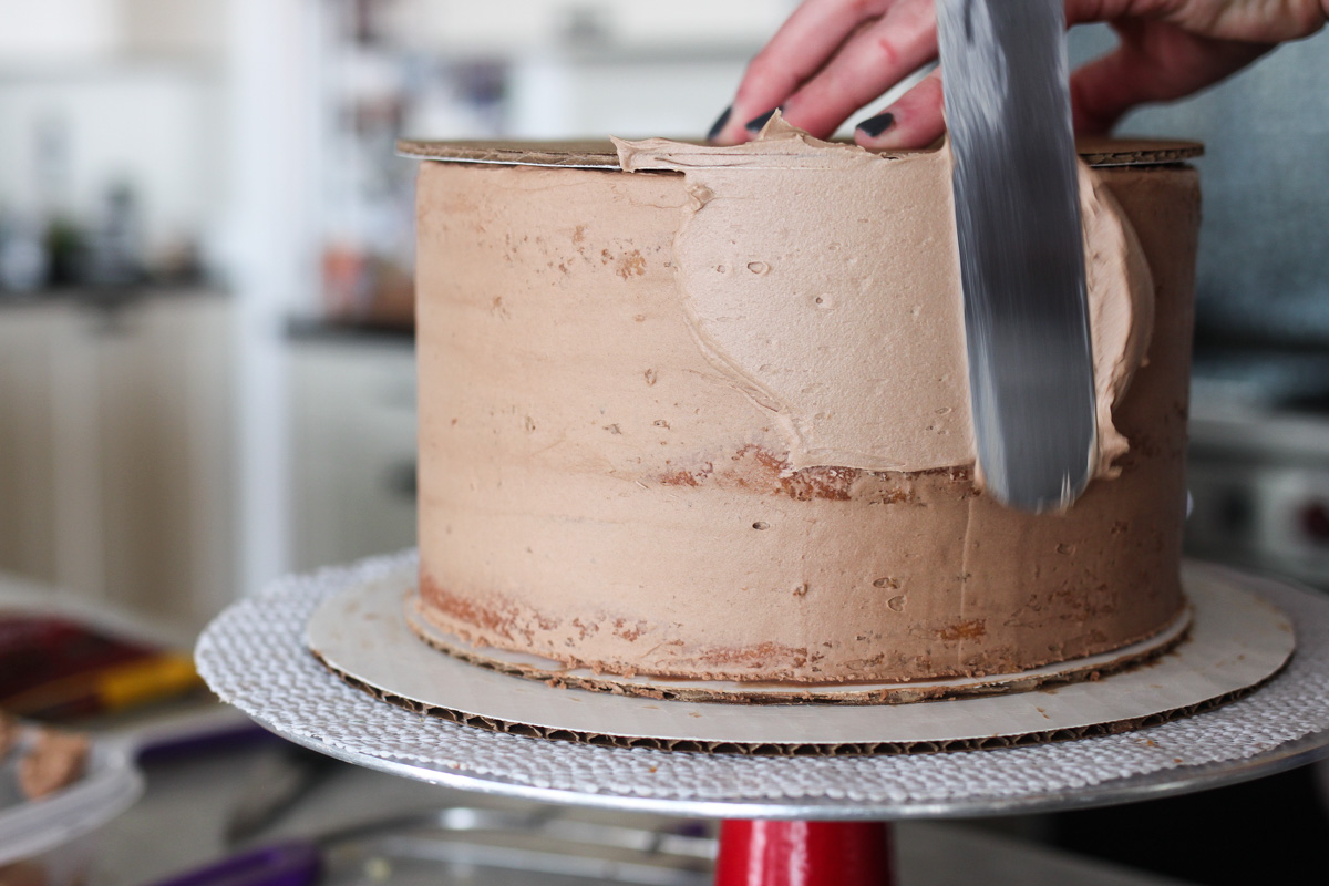 tutorial for getting a sharp edge on your buttercream frosted cake. www.cakebycourtney.com