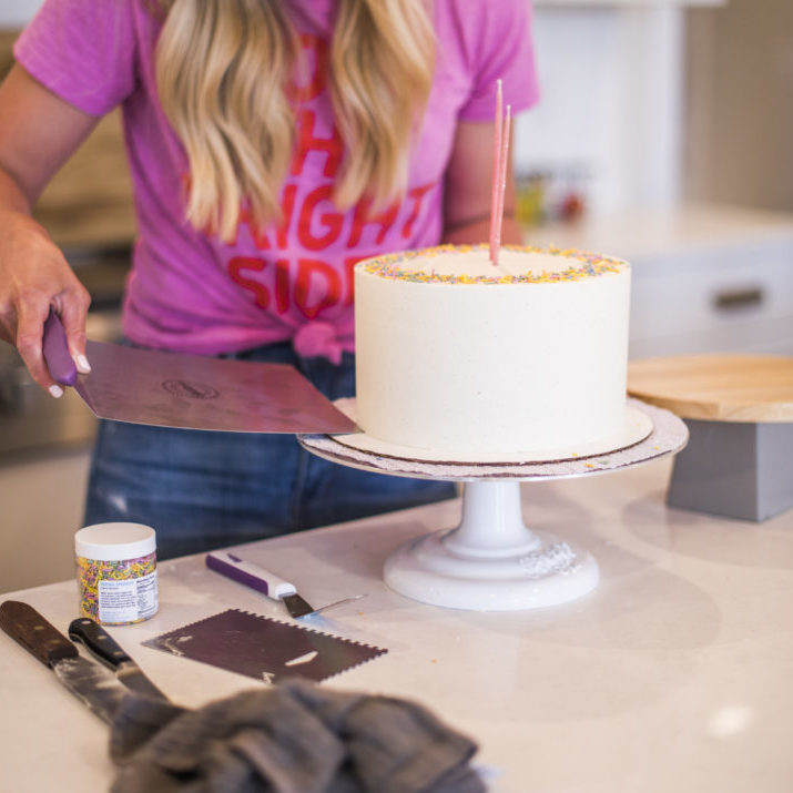 tip tuesday - how to move your cake. www.cakebycourtney.com