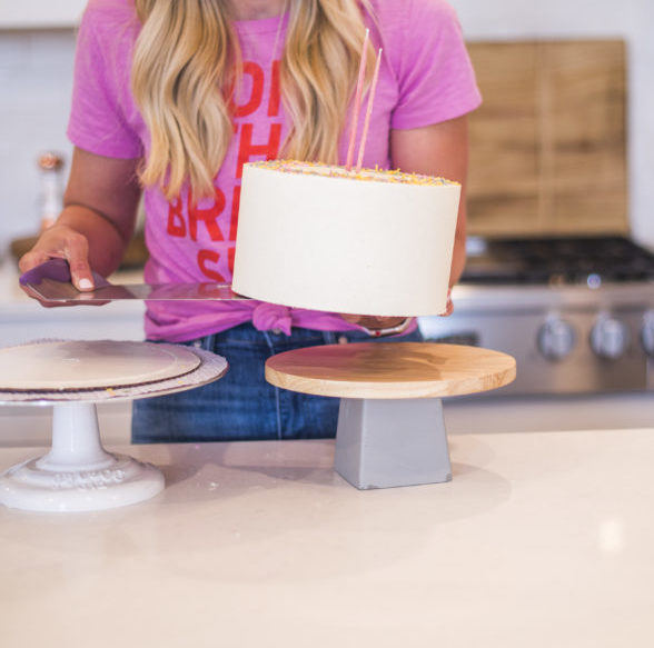 how to move your cake from your turntable to your cake stand. www.cakebycourtney.com
