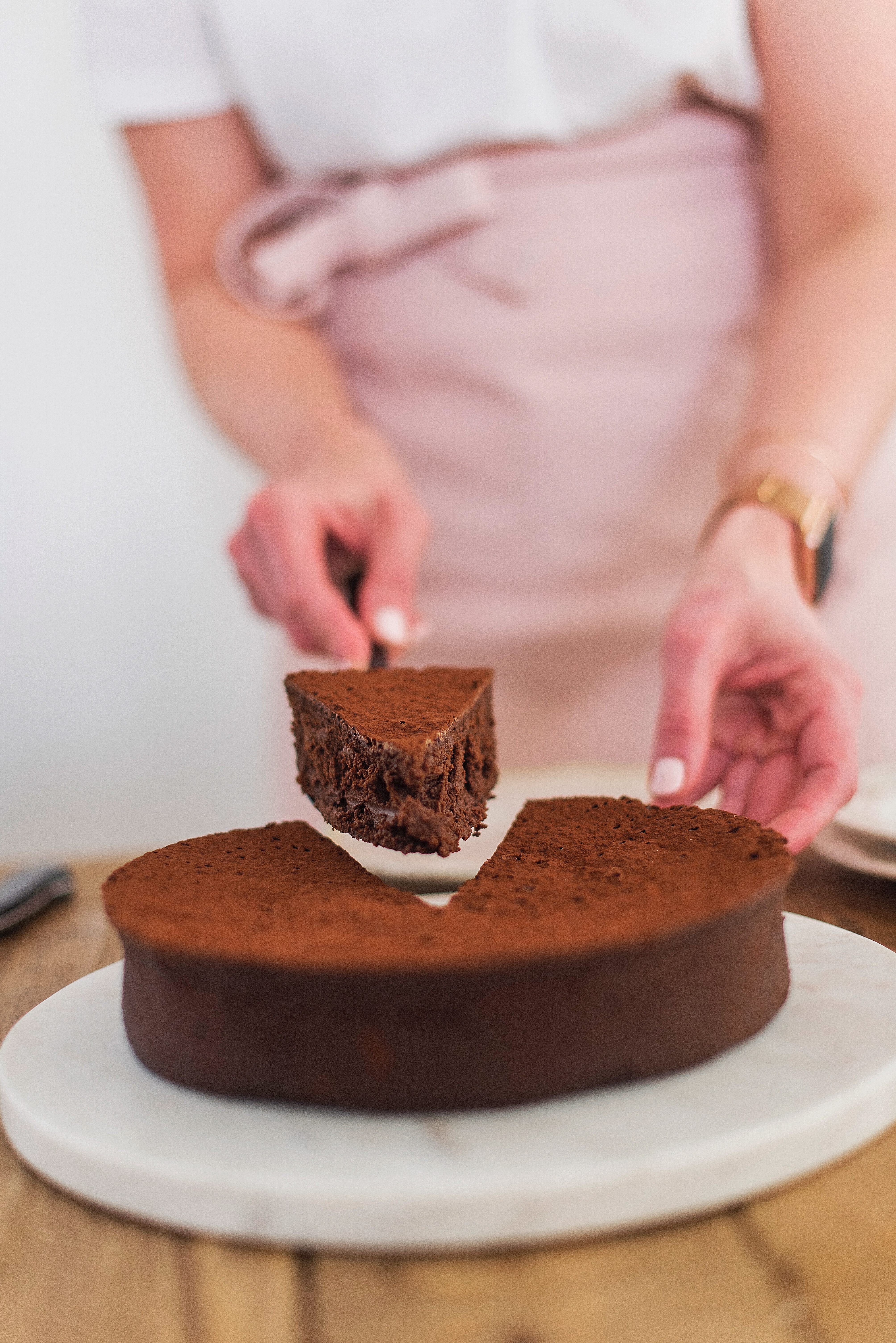Flourless Chocolate Cake:  a rich, decadent chocolate cake, made with just 7 ingredients! #cakebycourtney #cake #flourlesschocolatecake #cakes #chocolatecake #easychocolatecakerecipe #flourlesschocolatecakerecipe