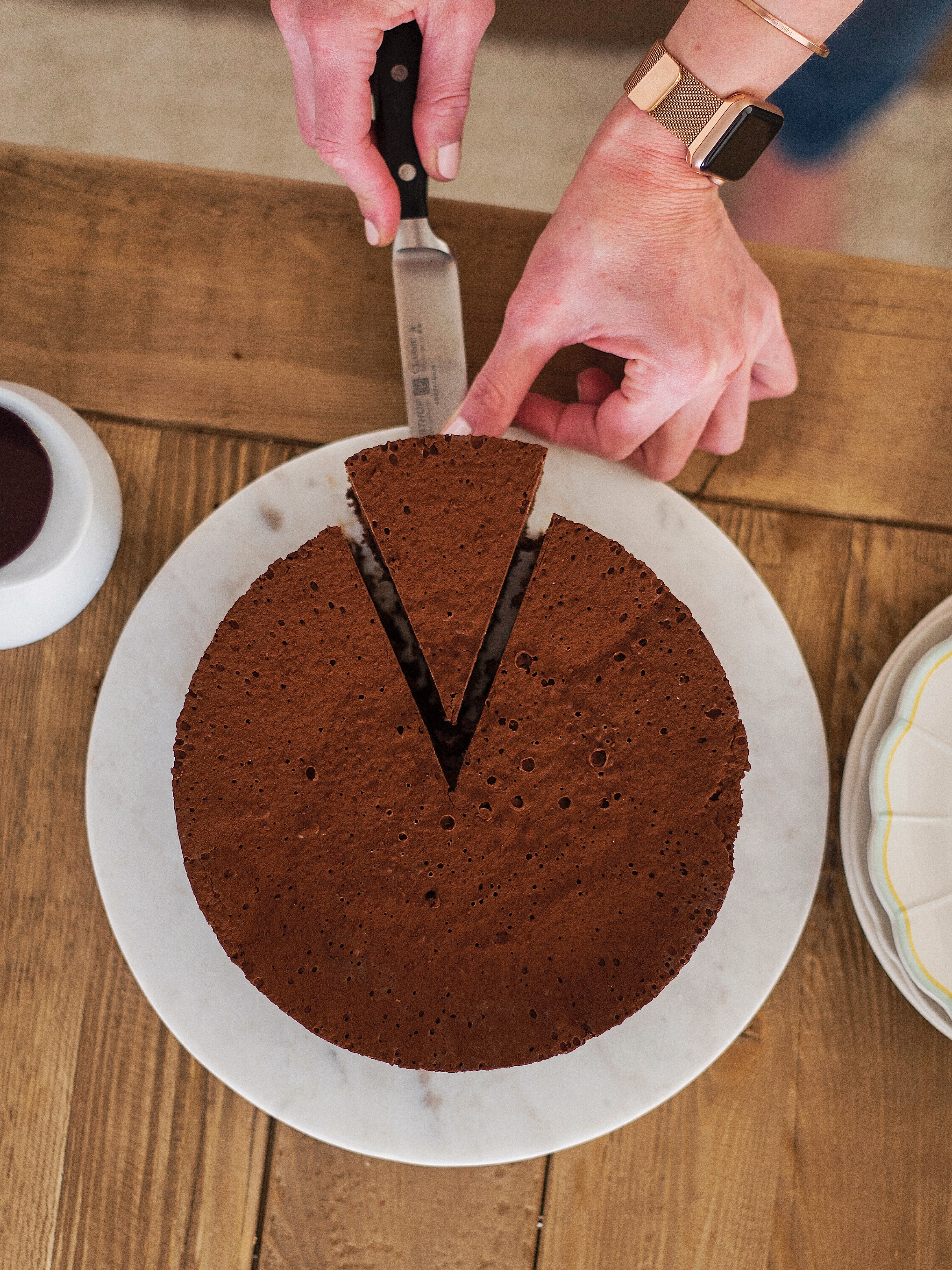 Flourless Chocolate Cake:  a rich, decadent chocolate cake, made with just 7 ingredients! #cakebycourtney #cake #flourlesschocolatecake #cakes #chocolatecake #easychocolatecakerecipe #flourlesschocolatecakerecipe
