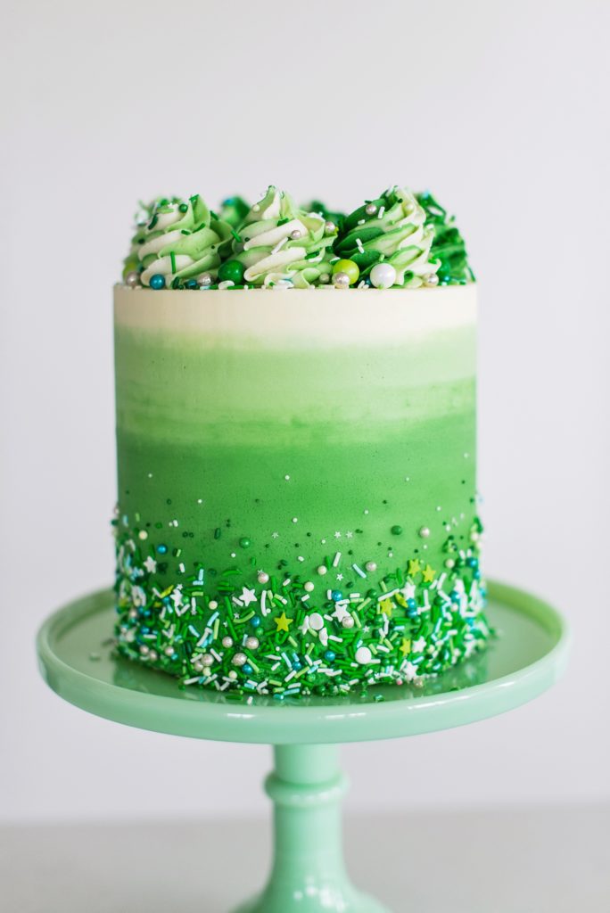 10 easy and cute St. Patrick's Day cake designs from Cake by Courtney #cakebycourtney #cakedesigns #stpatricksdaycake #stpatricksdaycakes #stpatricksdaydessert #stpatricksday #cake #cakes #rainbowcake #rainbow #ombrecake