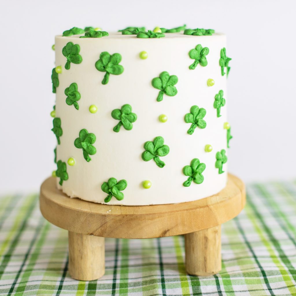 10 easy and cute St. Patrick's Day cake designs from Cake by Courtney #cakebycourtney #cakedesigns #stpatricksdaycake #stpatricksdaycakes #stpatricksdaydessert #stpatricksday #cake #cakes #rainbowcake #rainbow