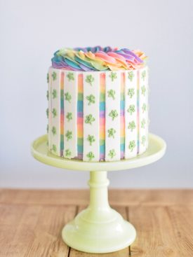 10 easy and cute St. Patrick's Day cake designs from Cake by Courtney #cakebycourtney #cakedesigns #stpatricksdaycake #stpatricksdaycakes #stpatricksdaydessert #stpatricksday #cake #cakes #rainbowcake #rainbow