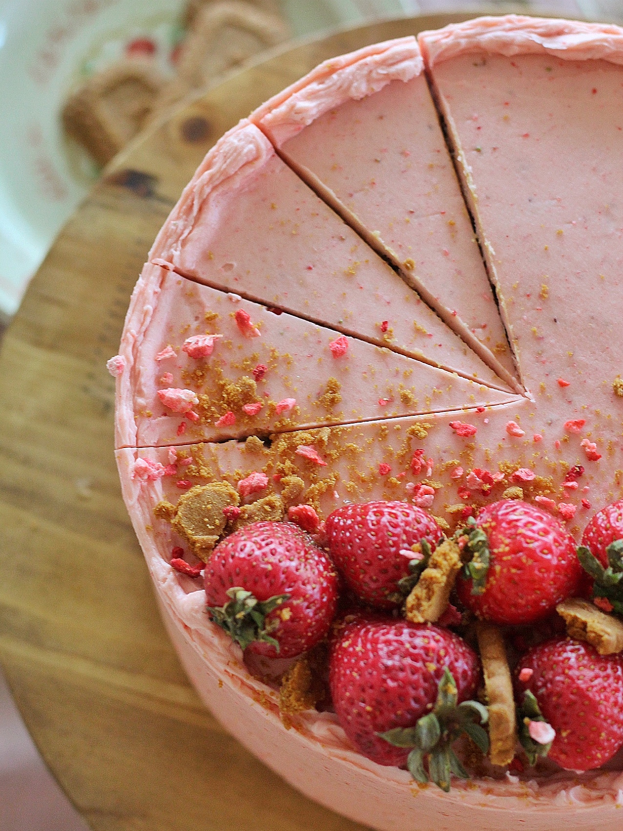 Biscoff Strawberry Cake - Biscoff cake layers, Biscoff filling and cookies and strawberry buttercream. #cake #biscoff #biscoffcake #strawberrybuttercream #biscoffstrawberrycake #strawberrybiscoffcake