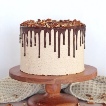 Turtle Pie Cake - rich and tender chocolate cake layers with salted caramel, toasted pecans, chocolate ganache and pecan buttercream #cakebycourtney #pecan #turtlepie #turtlepiecake #turtlepiecakerecipe #turtlepierecipe #chocolatecake #thebestturtlepiecake #thebestturtlepie