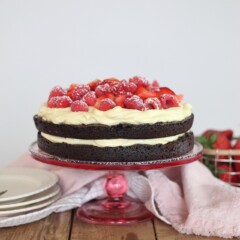 Brownie Berry Torte - decadent brownie layers, topped with a vanilla custard and fresh berries make for the easiest and most delicious, quick-fix dessert. #cakebycourtney #cake #browniecake #brownies #brownieberrytorte #easysbrownierecipe #easydessertrecipe