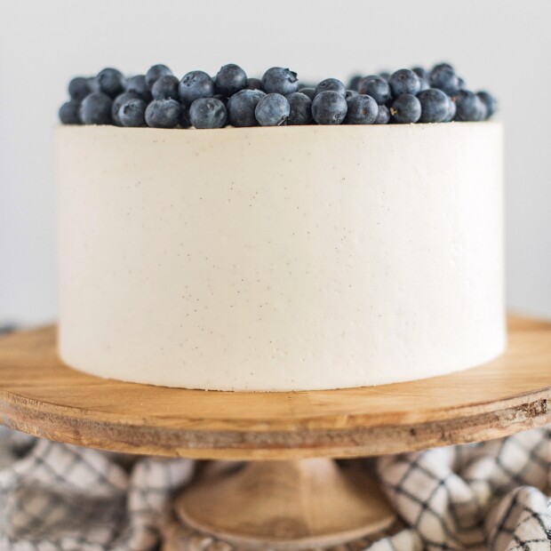 Blueberry Cobbler Cake - blueberry cake layers with vanilla bean buttercream, blueberry compote and cobbler crunch filling. #cakebycourtney #blueberrycobblercake #blueberrycobbler #blueberrycake #blueberrycakerecipe #bestblueberrycakerecipe #blueberrycobblerrecipe #summerdessertrecipes #summercakerecipes #bestsummercakes #bestblueberrydesserts #summercake #howtomakebuttercreamfrosting #howtocakeit