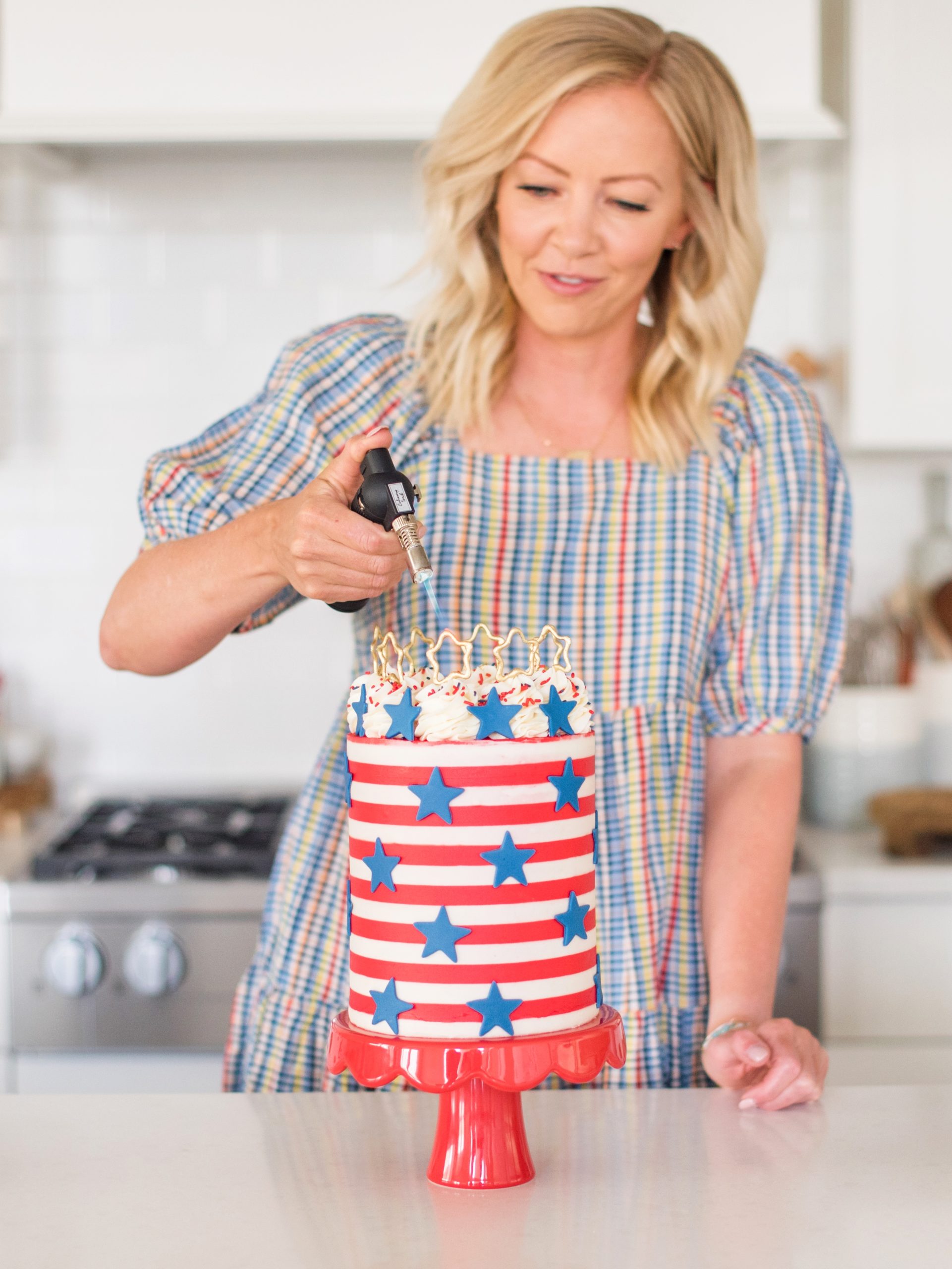 Sparkling Stars and Stripes 4th of July Cake - how to create buttercream stripes and this 4th of July Stars and Stripes cake. #cakebycourtney #4thofjuly #fourthofjuly #fourthofjulycake #fourthofjulydesserts #4thofjulycake #4thofjulydesserts #4thofjulycakeideas #redwhiteandbluecake #starsandstripescake #howtomakebuttercreamstripes #howtocakeit
