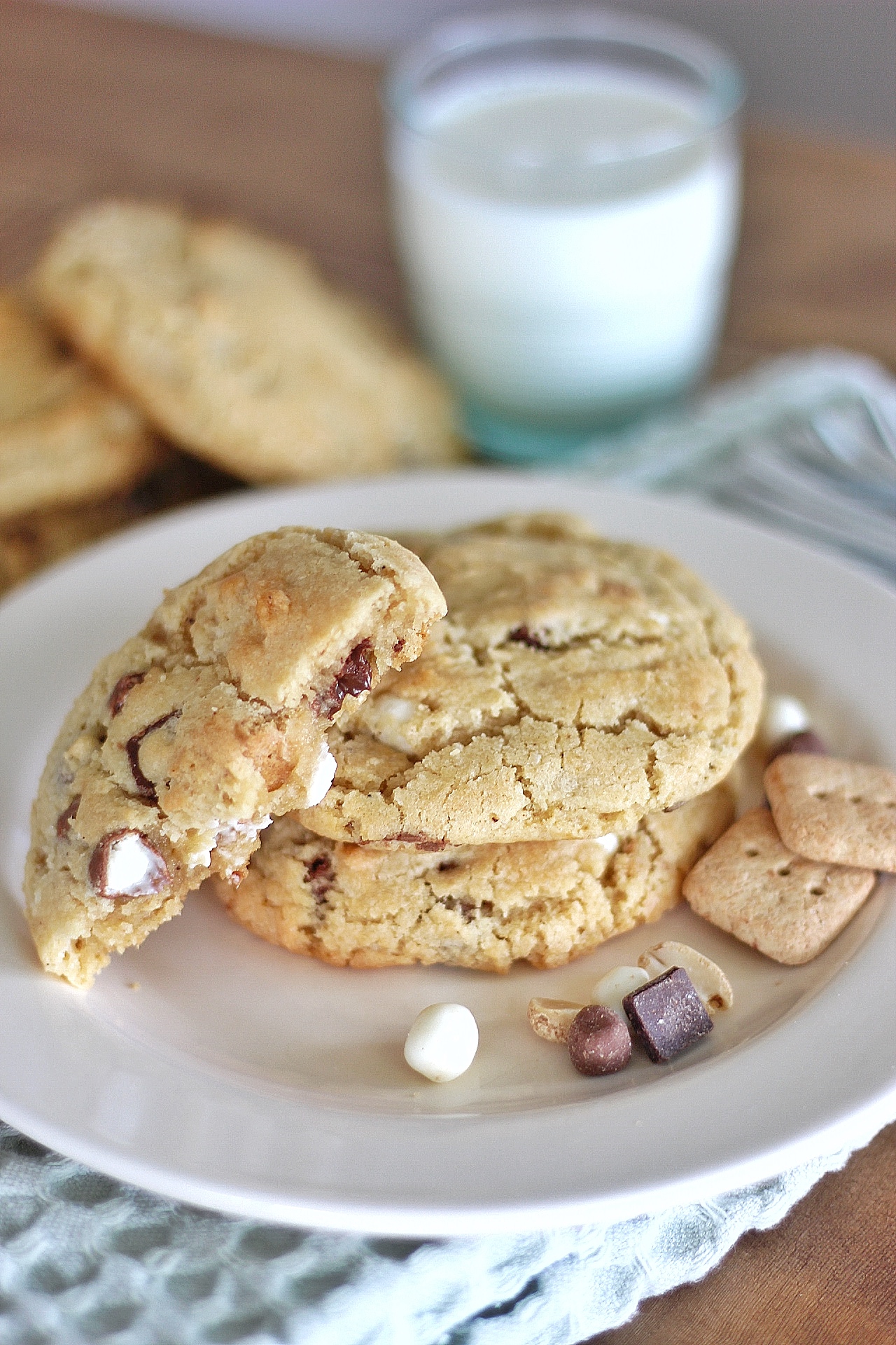 Brown Butter S'mores Cookies - delicious s'mores cookies made with brown butter and the #Target s'mores trail mix. #cakebycourtney #trailmix #smores #smorescookies #brownbuttercookies #brownbuttersmorescookies #cookierecipe #smorescookierecipe #cookies #easycookies
