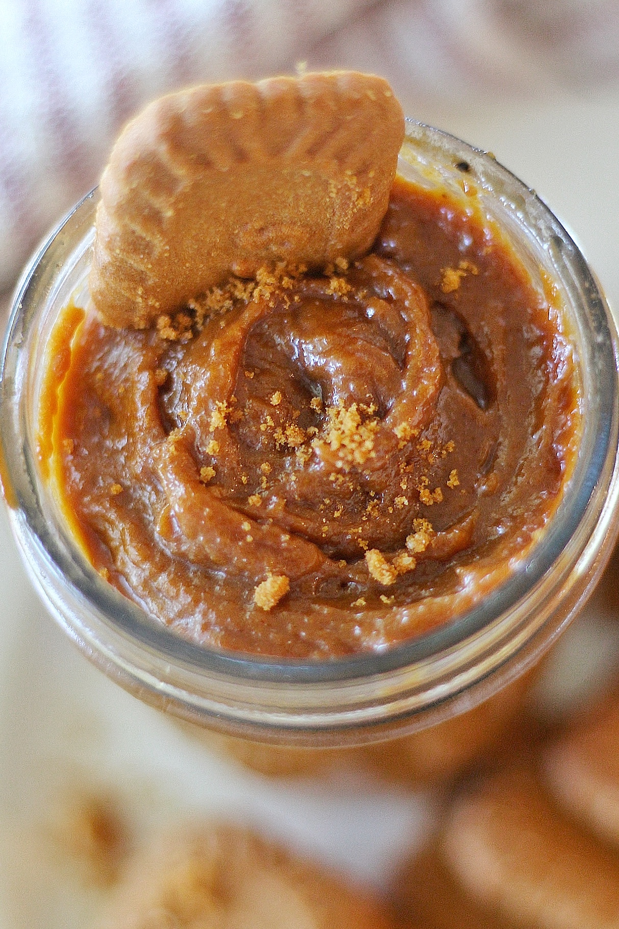 Homemade Speculoos Cookie Butter - #biscoff #cookiebutter #homemadecookiebutterrecipe #cookiebutterrecipe #fruitdip