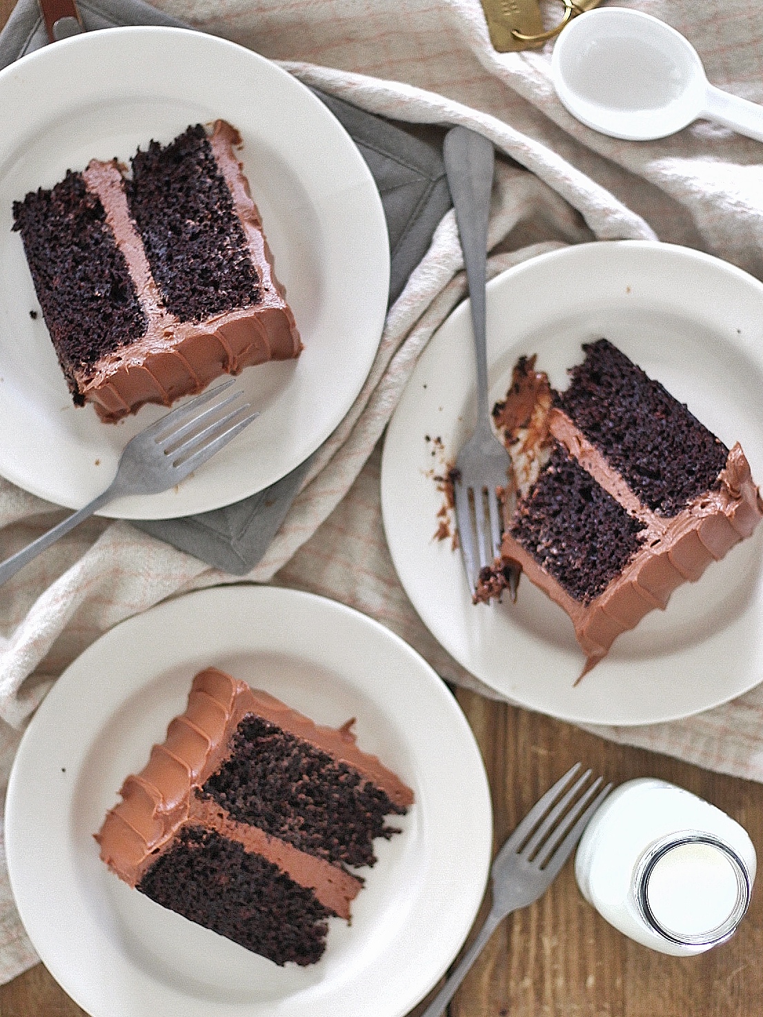 The Most Delicious Chocolate Cake - rich, moist and decadent chocolate cake layers with silky smooth chocolate buttercream #chocolatecake #bestchocolatecake #favoritechocolatecake #easychocolatecake #easychocolatecake #easychocolatecakerecipe #chocolatecakerecipe #chocolate #chocolateicing #icingrecipe #frostingrecipe #chocolatefrochokecake #chocolatefrohowseasy #chocolatecake birthdaycake #howtomakebuttercreamfrosting