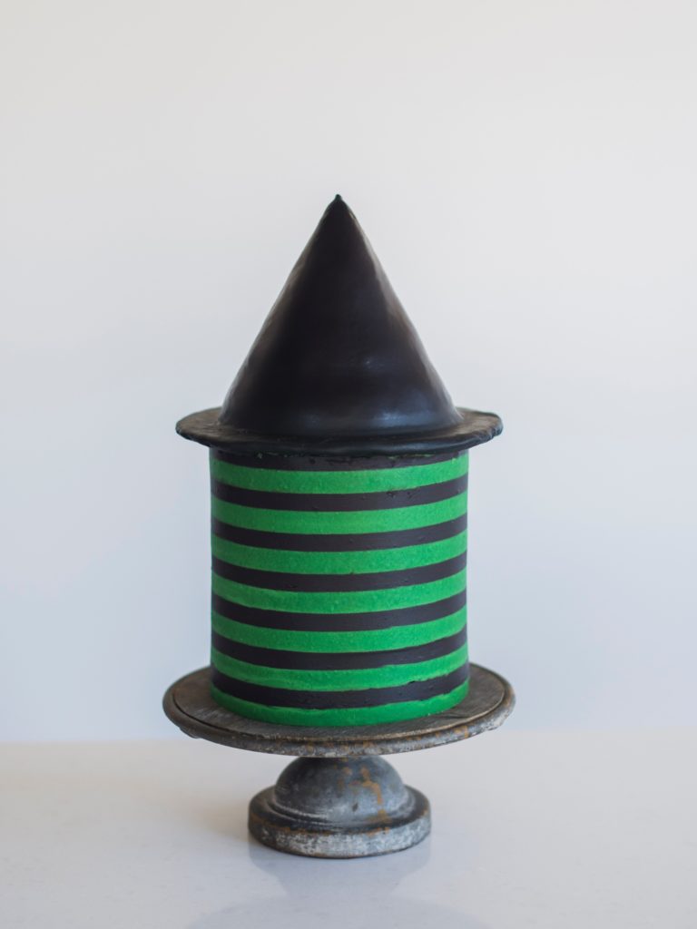 decorating tips for a witch themed cake. www.cakebycourtney.com