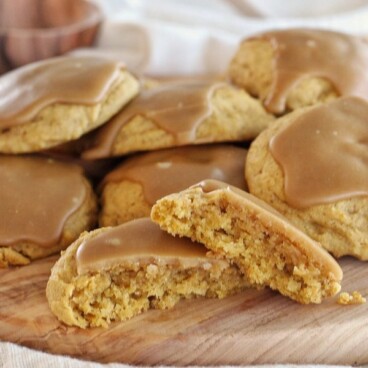 how to make the best maple pumpkin cookies. www.cakebycourtney.com