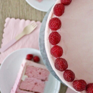 the best way to fill a cake with raspberry filling. www.cakebycourtney.com