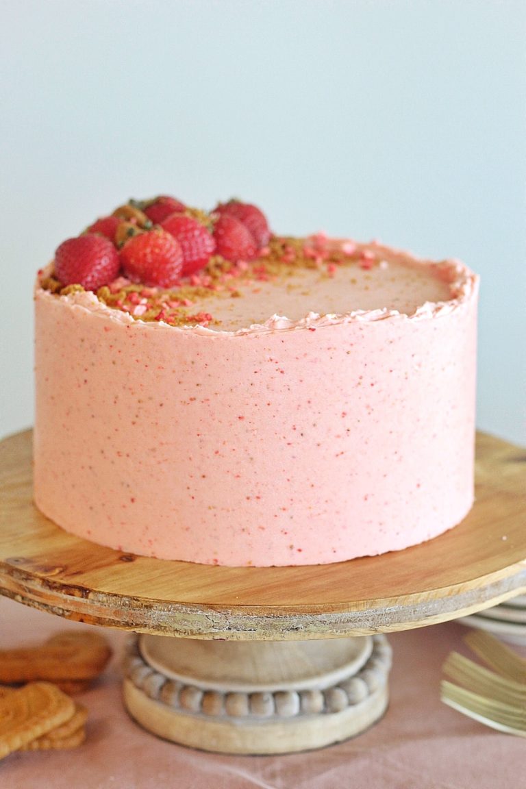strawberry biscoff cake recipe. www.cakebycourtney.com