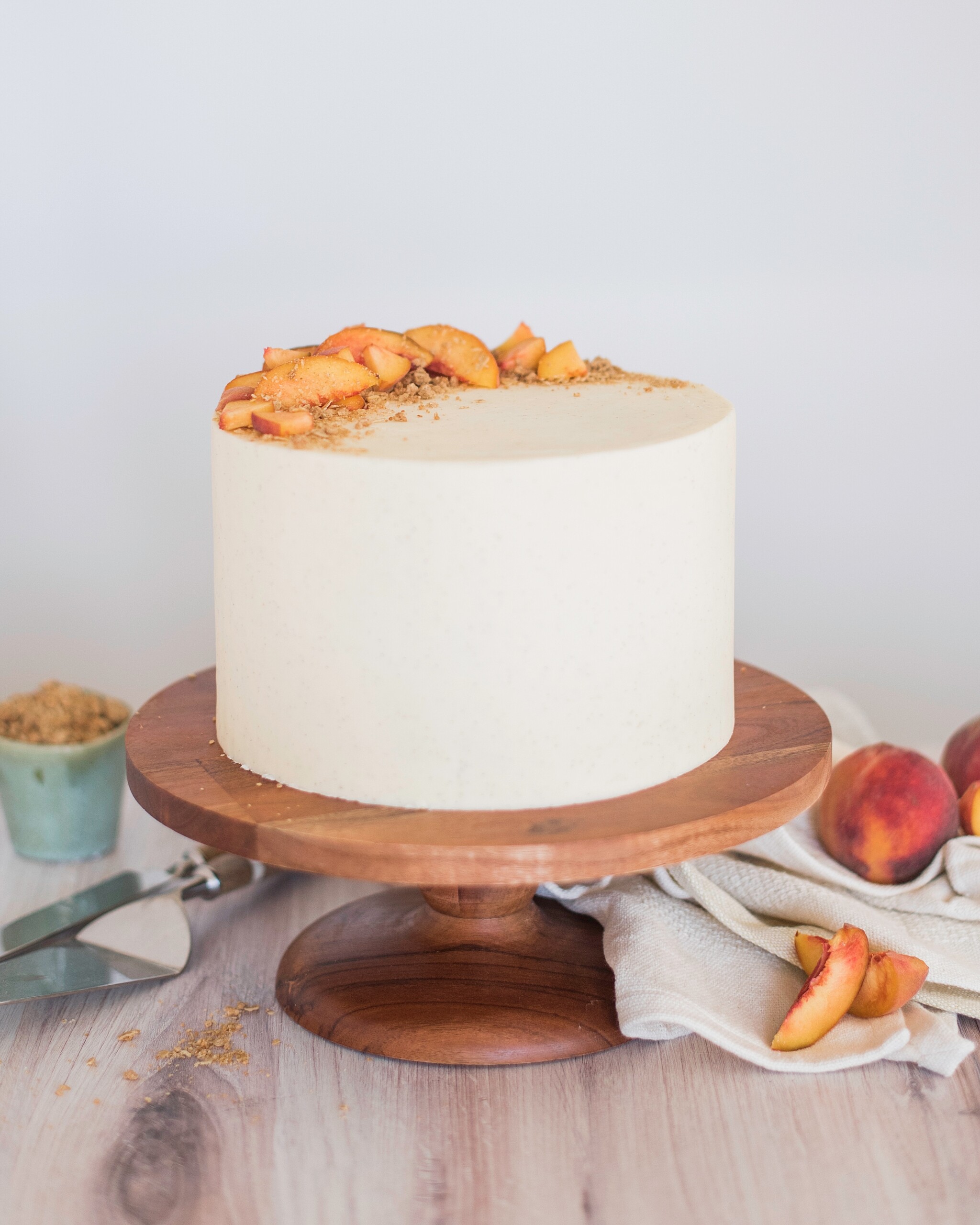 best peach crisp cake recipe ever. www.cakebycourtney.com