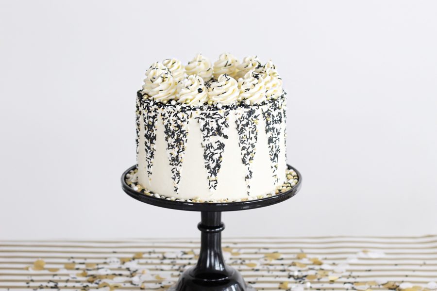 6 easy and fun ways to top off a cake. www.cakebycourtney.com