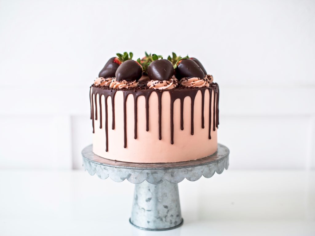 tips and tricks for adding chocolate drip to a cake. www.cakebycourtney.com