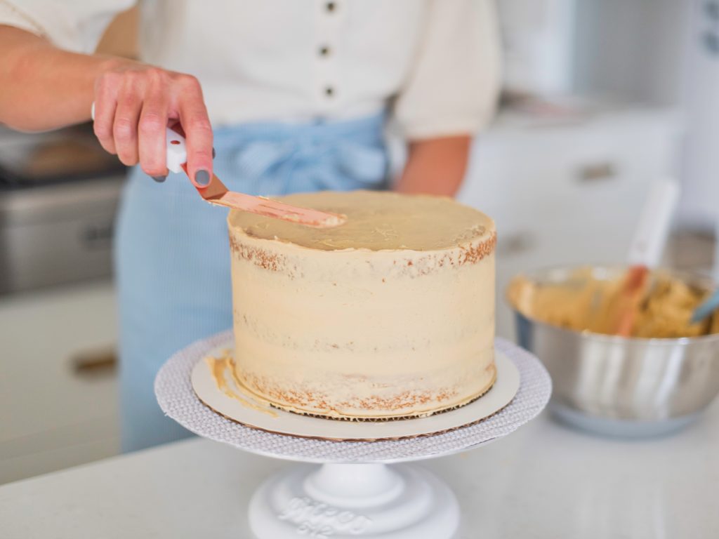 how to keep your cake stable while decorating it. www.cakebycourtney.com