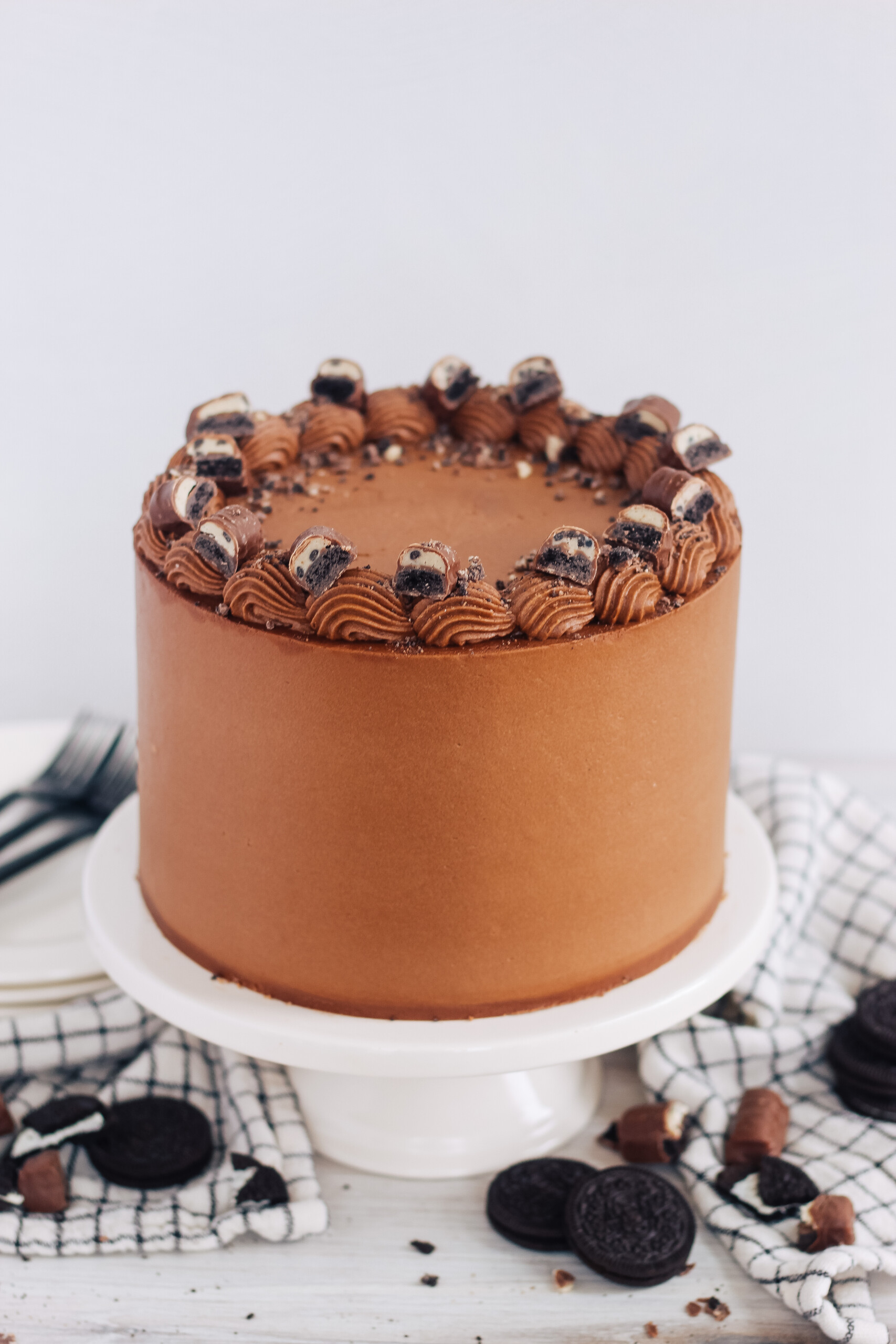 Cookies and cream cake on a cake stand.