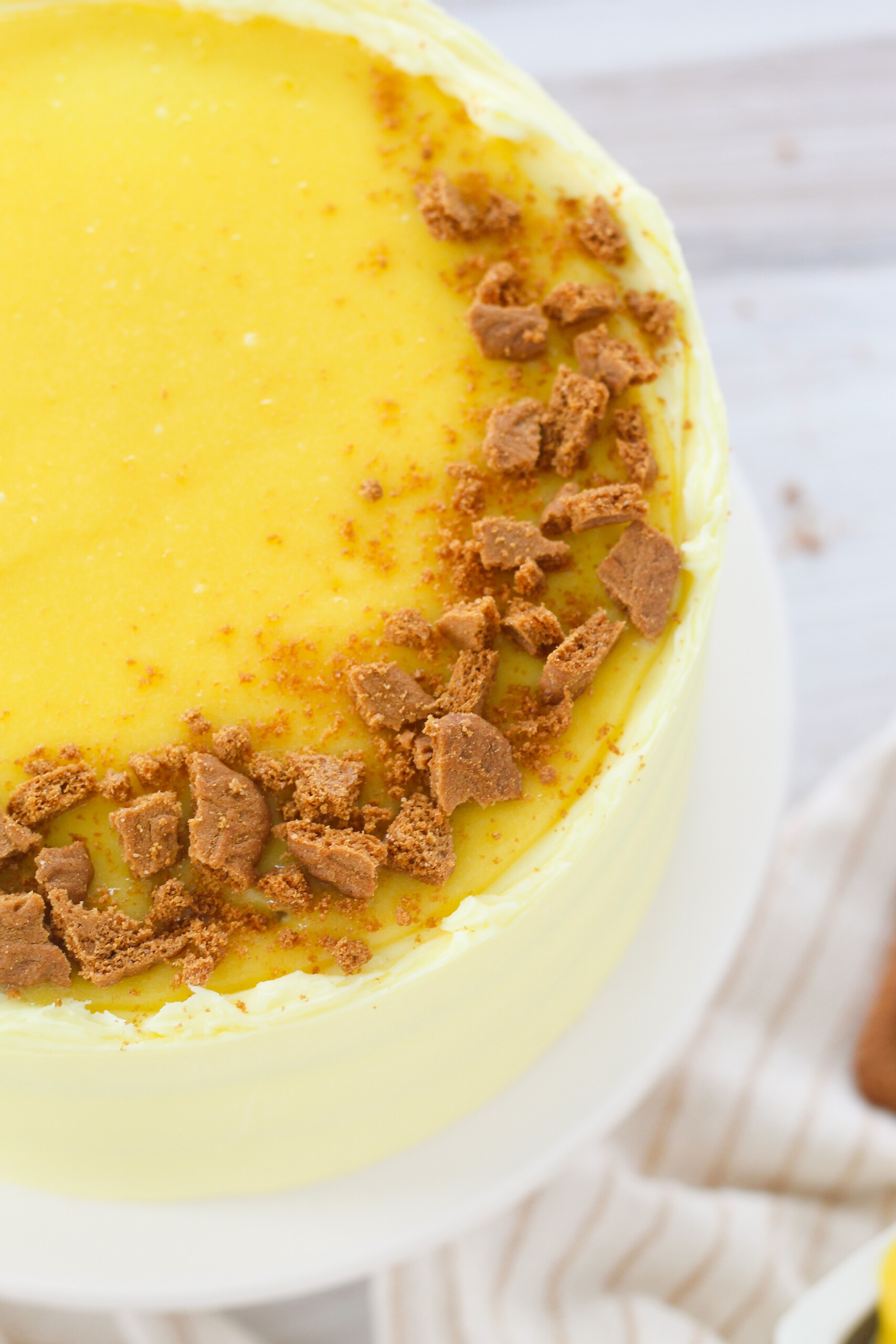 Lemon curd on a cake with Biscoff cookies.