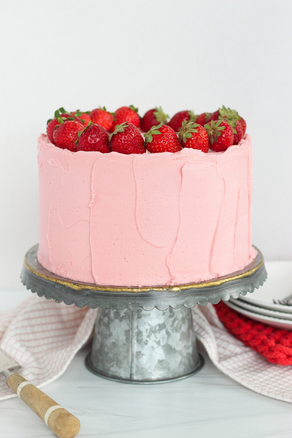 Light and Fluffy Strawberry Cheesecake Cake with Strawberry Cream ...